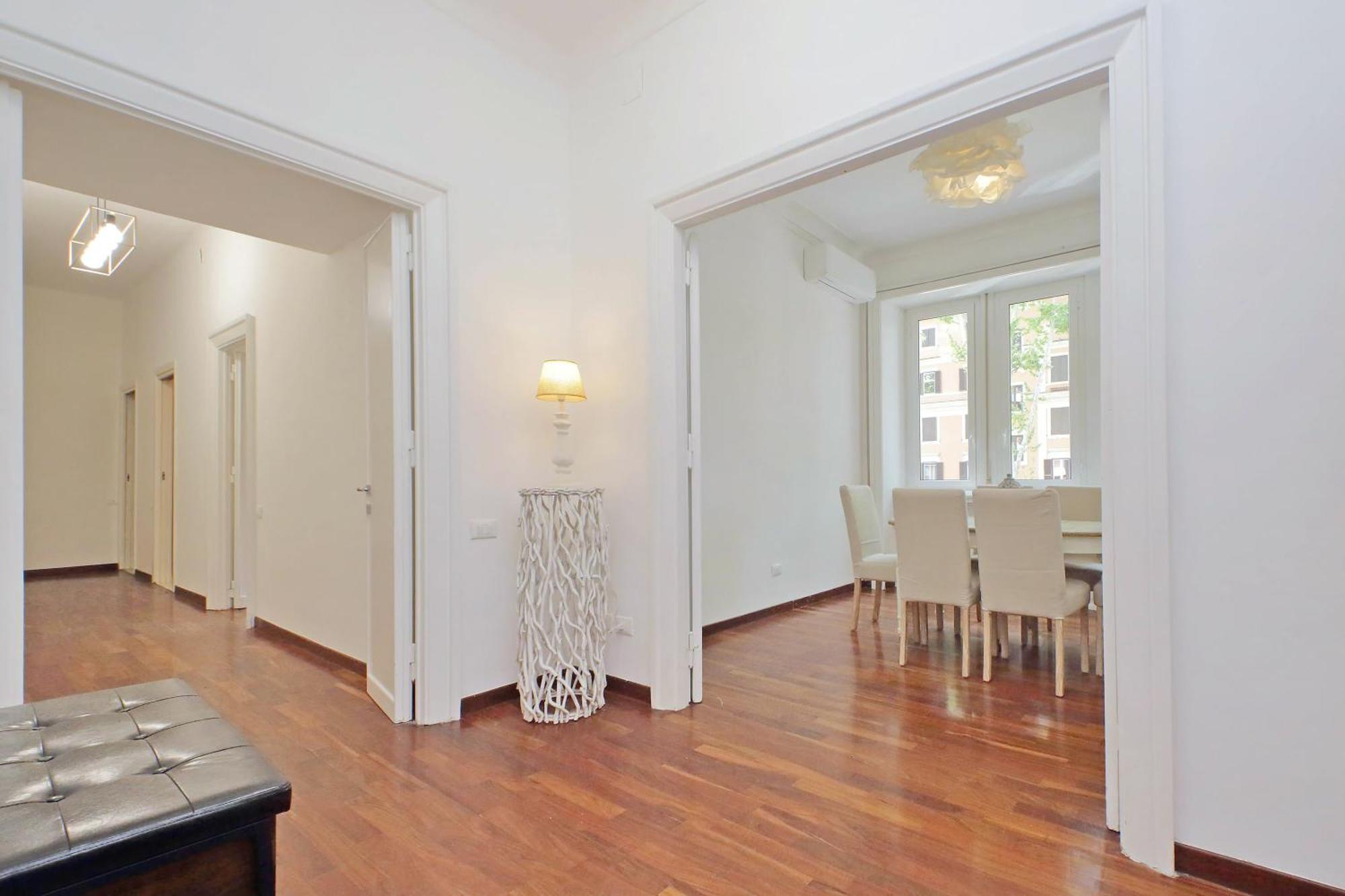 Charme E Style: Splendid With 2 Bedrooms Apartment Rom